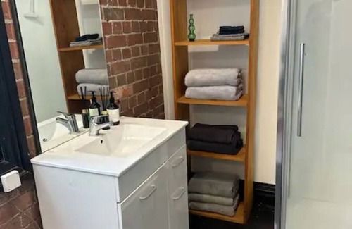 Te Aro Apartment | Spacious Inner-City Apartment!