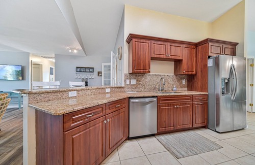 Trafalgar House | Spacious, King Beds, HEATED SALTWATER POOL HOME, Turtle's Getaway