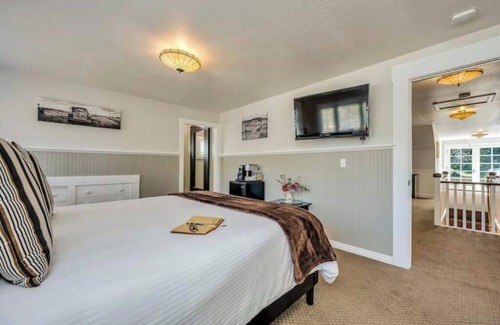 Calistoga Hotel | Spacious King Room in Historic Craftsman Style Home Near Calistoga Wineries