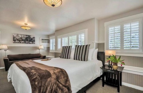 Calistoga Hotel | Spacious King Room in Historic Craftsman Style Home Near Calistoga Wineries