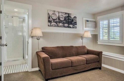 Calistoga Hotel | Spacious King Room in Historic Craftsman Style Home Near Calistoga Wineries