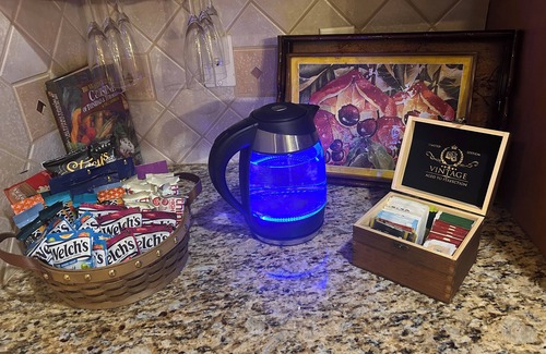 Covington House | Spacious Lake Front Retreat 7bd Slps 14+, Hoops, Gym, Deck, Theater Chez Sah Wah