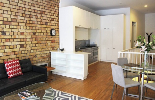 Auckland Central Business District Apartment | Spacious Light-filled Central Character Apt - so close to Britomart and the Uni!