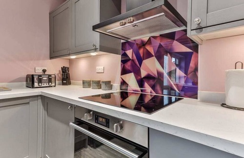 Sheffield House | Spacious Luxe Pad+Games Room-Walk to town