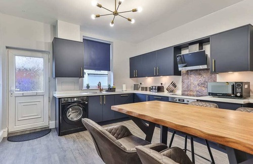 Sheffield House | Spacious Luxe Pad+Games Room-Walk to town