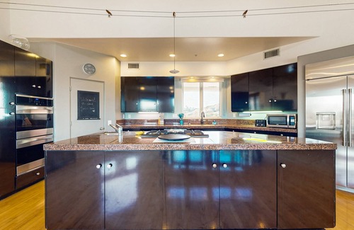 Encinitas House | Spacious & Luxurious Retreat w/Unforgettable Views, Private Pool-close to Hiking
