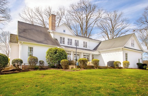 Mills River House | Spacious Luxury Getaway - 8 bed/8bath, Countryside views and private pond