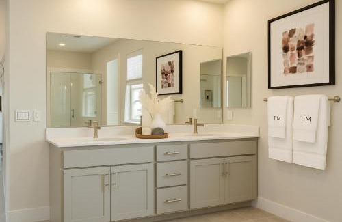 Peters House | Spacious Master Bedroom with Private Bath in Manteca Home