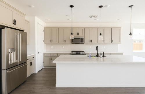 Peters House | Spacious Master Bedroom with Private Bath in Manteca Home