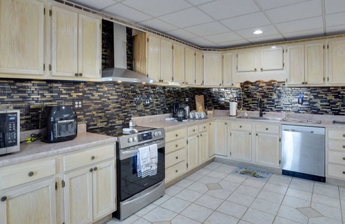 McMinnville House | Spacious McMinnville Vacation Home w/Gas Grill!