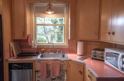 Hamilton House | Spacious Mid Century house, perfect for families and close to city center.