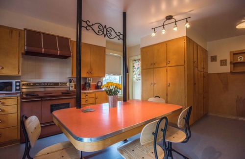 Hamilton House | Spacious Mid Century house, perfect for families and close to city center.