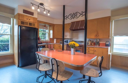 Hamilton House | Spacious Mid Century house, perfect for families and close to city center.