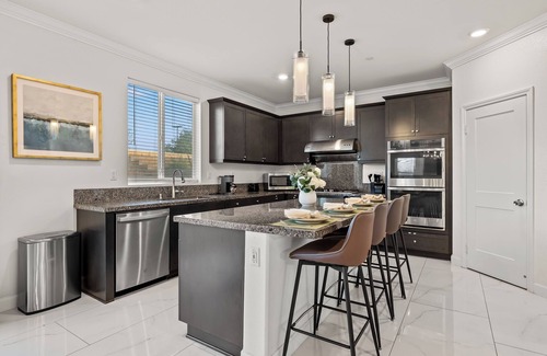 Ontario House | Spacious modern/6BR/8 Beds/3 king beds/Foosball table