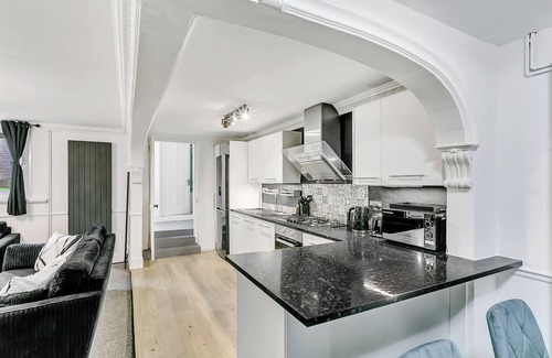 Southsea Apartment | Spacious Modern Beachfront Apartment with Parking
