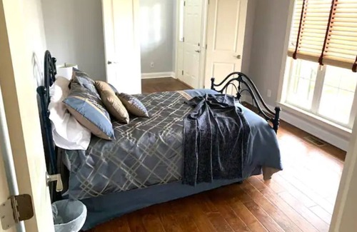 Lexington House | Spacious, modern home on a beautiful horse farm