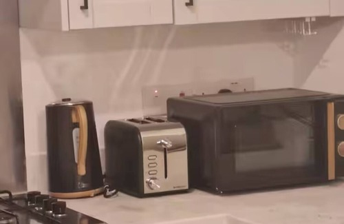 Brympton House | Spacious| Modern House |Close to Sites, beach,|Contractors, families welcome