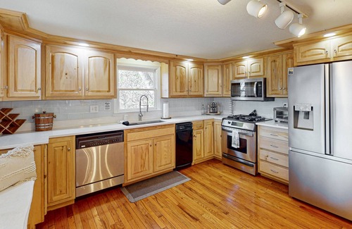 Bryson City Cottage | Spacious Modern Mountain View Cottage with a game room and hot tub