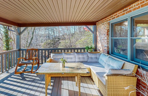 Bryson City Cottage | Spacious Modern Mountain View Cottage with a game room and hot tub