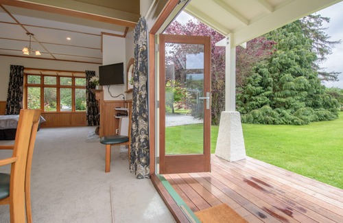 Speargrass Flat Apartment | Spacious, Modern Studio Apartment below Coronet Peak