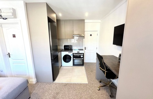 West Hendon Apartment | Spacious Modern, Private Apartment, 15 Mins To Central London