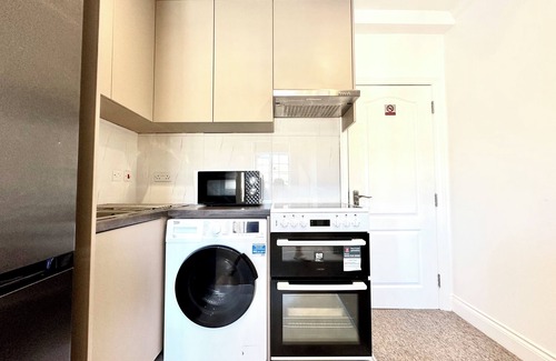 West Hendon Apartment | Spacious Modern, Private Apartment, 15 Mins To Central London