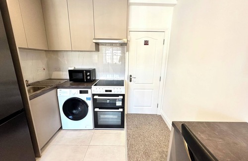 West Hendon Apartment | Spacious Modern, Private Apartment, 15 Mins To Central London