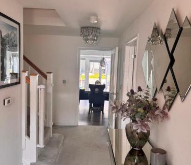 Ebbsfleet Valley House | Spacious Modern Retreat - 4 Bedrooms, Private Garden & Free Parking