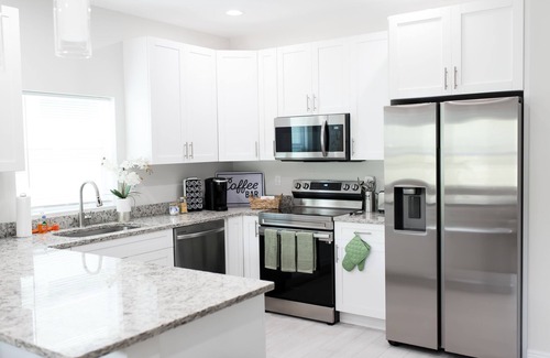 Westgate House | Spacious modern home, mins from downtown!