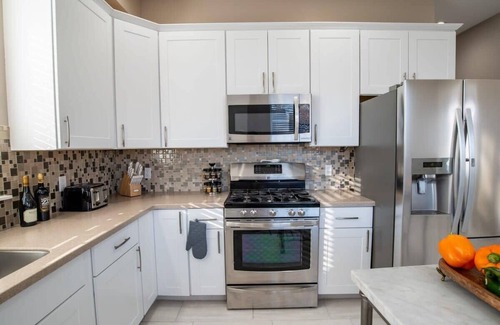 Bloomington House | Spacious Modern Victorian: 3BR Main Unit