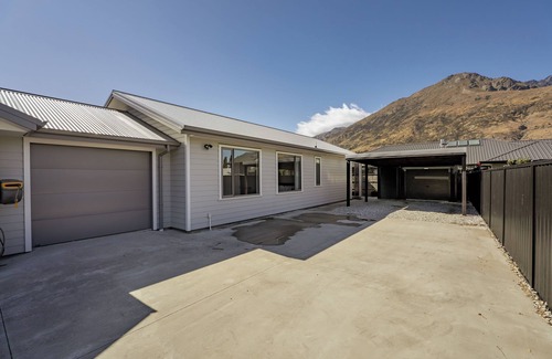 Lower Shotover House | Spacious modern well appointed 3 bed 2 bath house