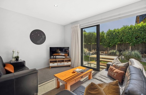 Lower Shotover House | Spacious modern well appointed 3 bed 2 bath house
