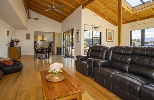 Wanaka House | Spacious Mountain View Manor with Sauna