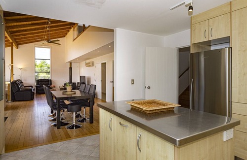 Wanaka House | Spacious Mountain View Manor with Sauna