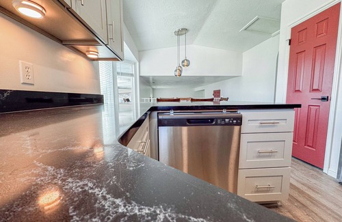 Kearns House | Spacious Newly Renovated 5-bedroom house with WiFi/AC for Large Family