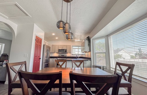 Kearns House | Spacious Newly Renovated 5-bedroom house with WiFi/AC for Large Family