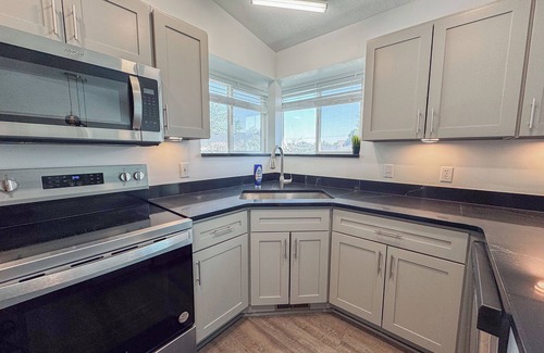 Kearns House | Spacious Newly Renovated 5-bedroom house with WiFi/AC for Large Family