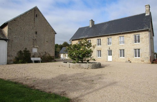 Le Vicel Cottage | Spacious Normandy house with fireplace
