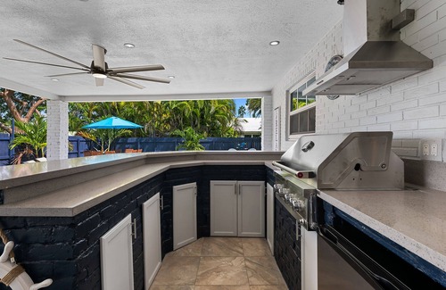 Dania Beach House | SPACIOUS OASIS-Pool-OutdoorBar&Kitchen-Playground!