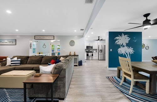 Dania Beach House | SPACIOUS OASIS-Pool-OutdoorBar&Kitchen-Playground!