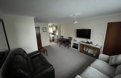 Plymouth Apartment | Spacious one bedroom apartment with off road parking + free wifi