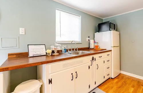 Central Oregon Apartment | Spacious Peaceful Sweet Olive Cottage Studio In North Eugene