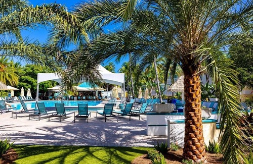 Captiva Hotel | Spacious Poolside Unit w/Balcony | Free Parking | Outdoor Swimming Pool