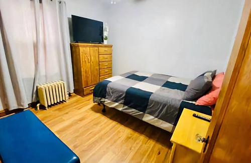 Belmont Cragin Apartment | Spacious Private Floor Fast Wi-Fi Selfcheck-in/Parking