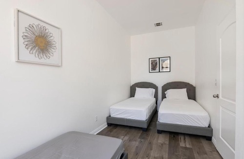 NoHo Arts District Apartment | Spacious Private gated modern loft close to Universal Studio and Hollywood