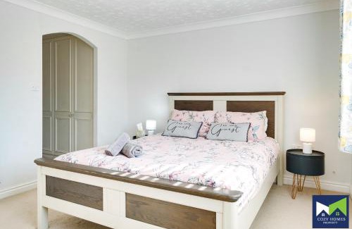 Rufford House | Spacious, Quiet 5-Bed 2-Bath Home with Parking & Garden Near NEC & Solihull