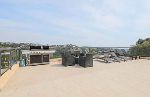 Nice House | Spacious, quiet Villa Niçoise with swimming pool