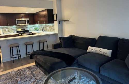 Boyle Heights Apartment | Spacious & Relaxing in DTLA