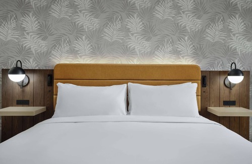 Los Angeles Hotel | Spacious Renovated Unit Near LAX: Discover the Highlights of LA, Dog Friendly!