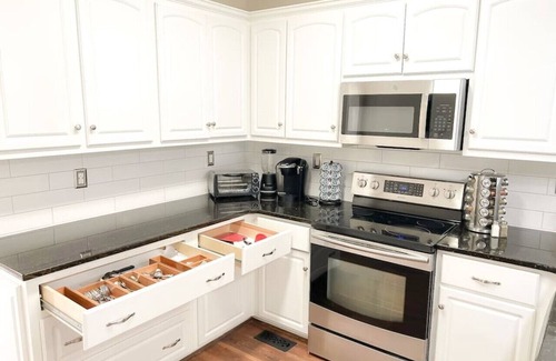Hunters Ridge House | Spacious Retreat 5B/2.5b with 4 King beds & EV Charger
